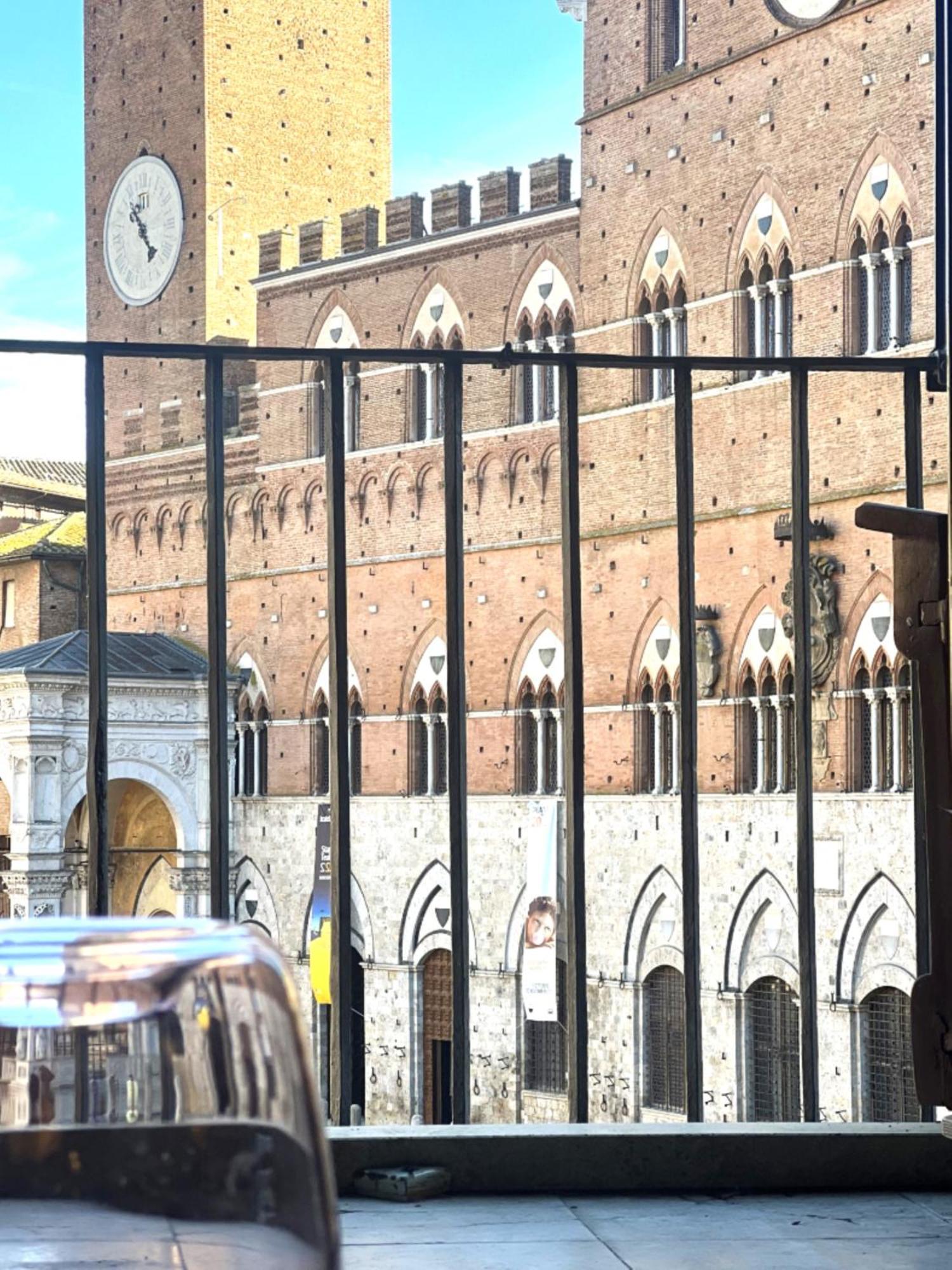 The Balcony Suite - Affaccio Su Piazza Del Campo Сиена Экстерьер фото